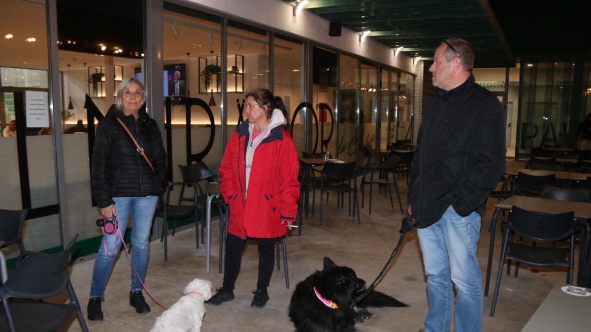 Els Bombers permeten que la trentena d'evacuats pel foc de Calafell puguin tornar a casa a passar la nit