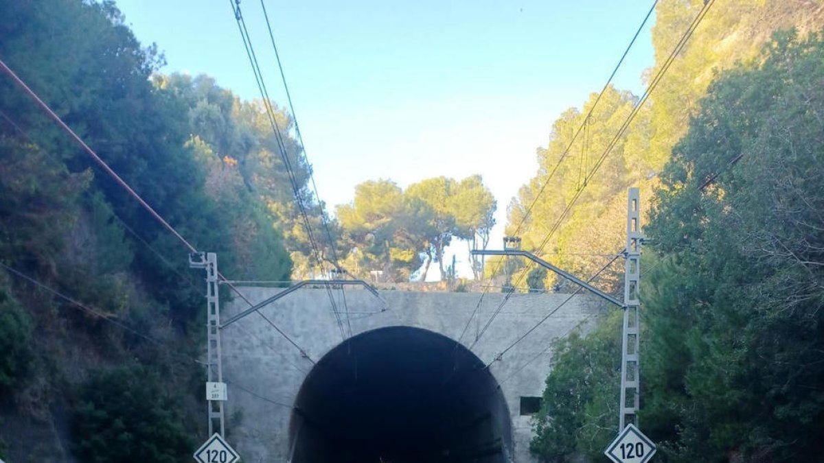 Luz verde para adaptar al ancho internacional las vías del túnel de Roda de Berà