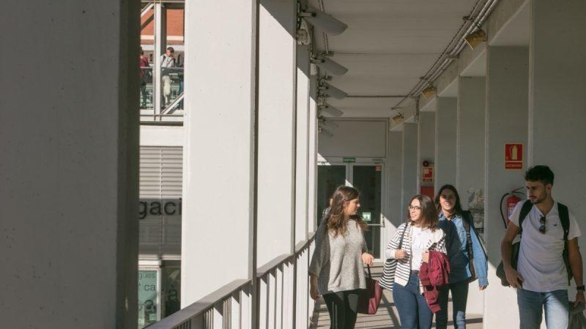 Les polítiques del govern i la covid augmenten la xifra d'alumnes becats