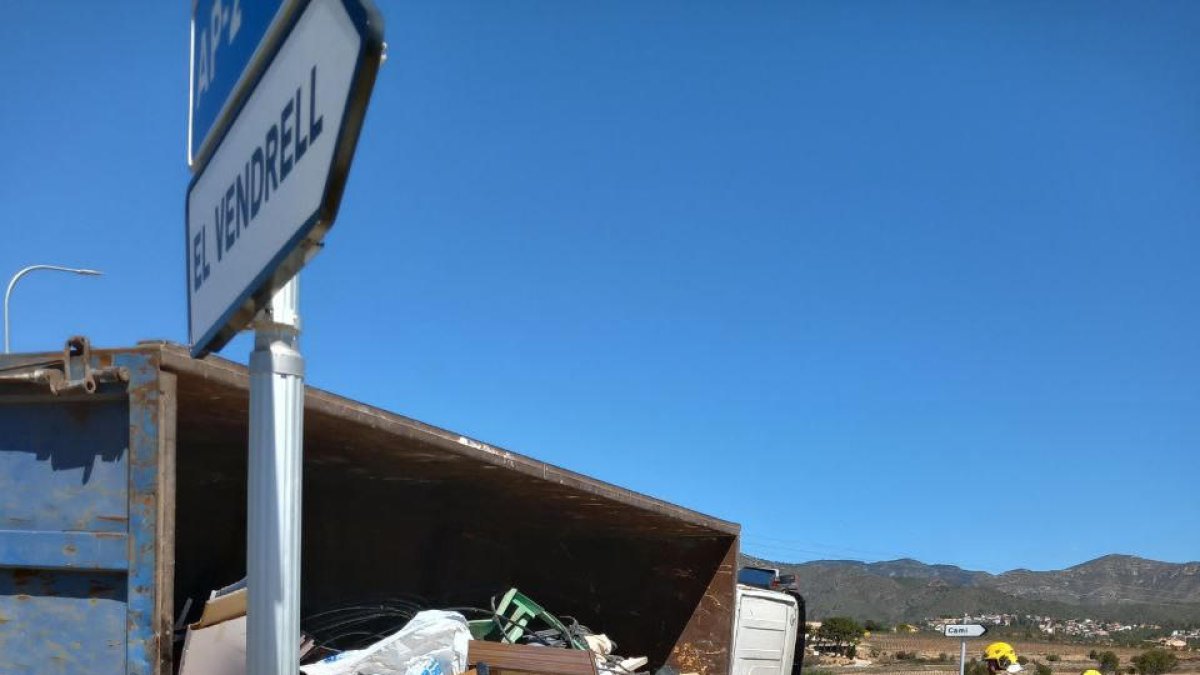 Un camión vuelca y deja un montón de basura derramada por la C-51 en la Bisbal del Penedès