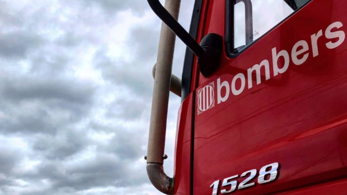 18 dotaciones de los Bomberos trabajan en un incendio cerca de la N-340 en Vandellòs i l'Hospitalet de l'Infant