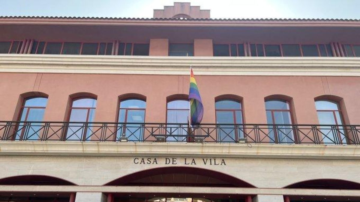 L'Ajuntament d'Alcanar condemna una agressió lgtbifòbica durant el carnaval de Vinaròs