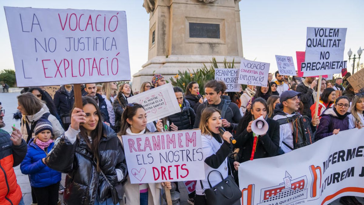 Els sanitaris denuncien que treballen «amb serveis mínims» des del 2011