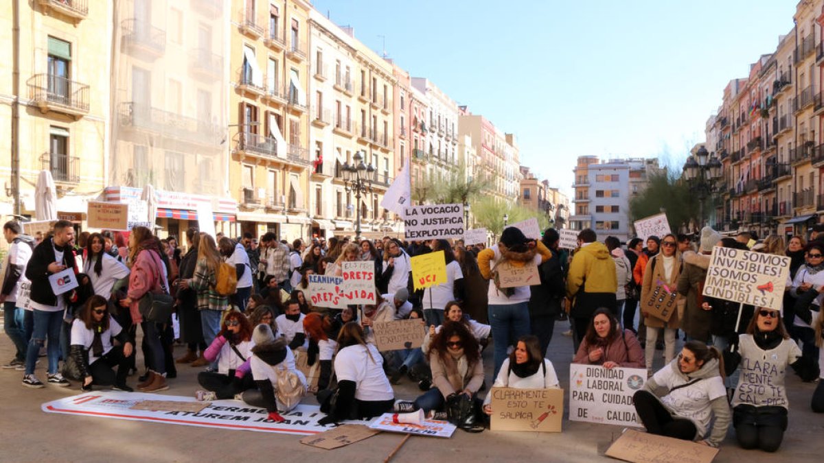 Més de mig miler de persones protesten a Tarragona per una sanitat i educació «pública» i de «qualitat»