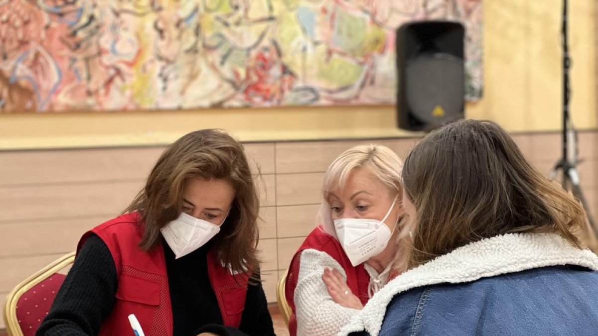 Creu Roja atén més de 2.800 persones en el primer any de conflicte a Ucraïna