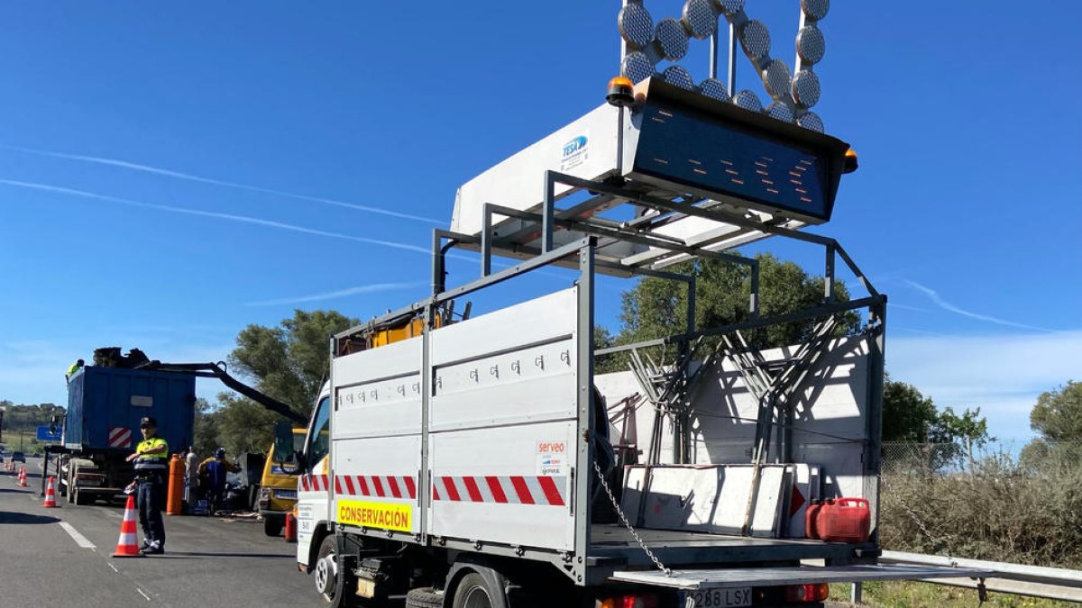 Retiran el camión trailer cargado de ropa incendiado al AP-7 en Vilafranca del Penedès