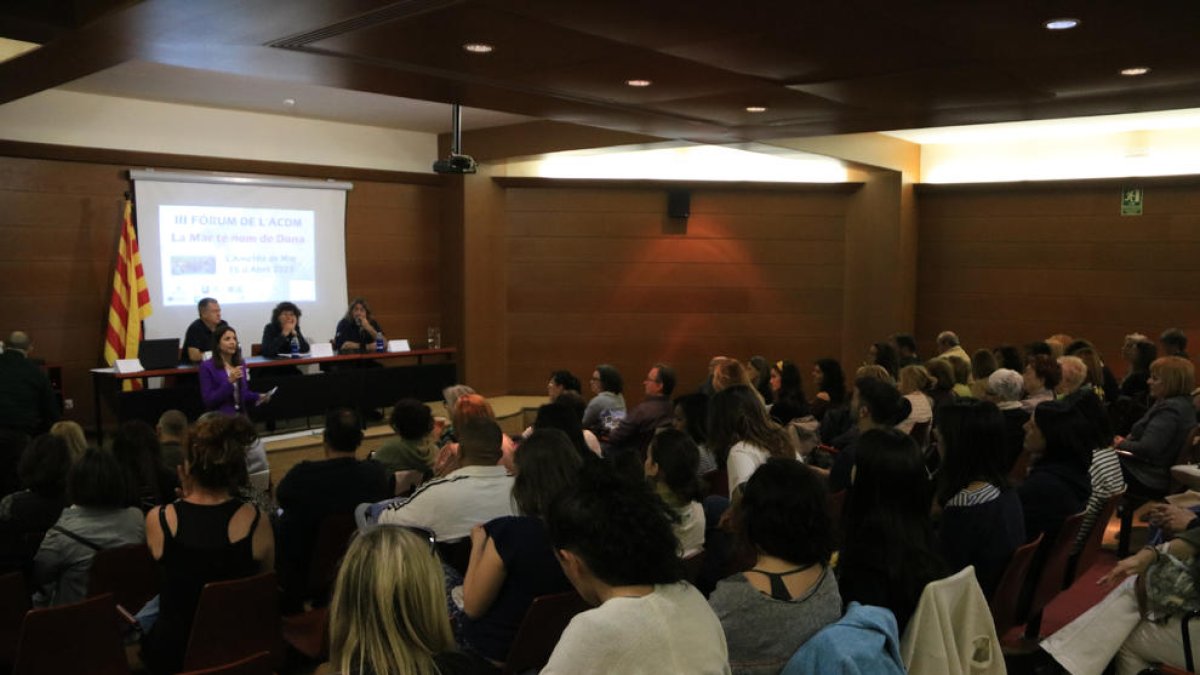 Un centenar de dones reivindiquen el seu paper a les feines de la mar des de la Cala