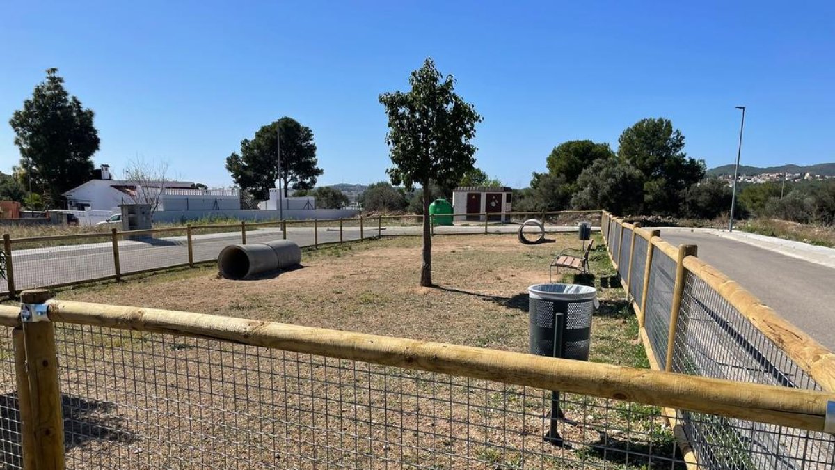 Santa Oliva instal.la el primer parc caní al Carrer Tramuntana de Les Pedreres