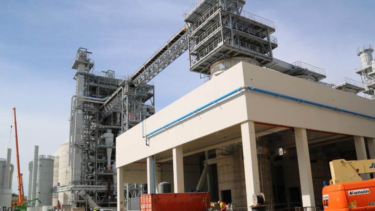 Kronospan se prepara para iniciar pruebas en Tortosa mientras espera por el ramal ferroviario