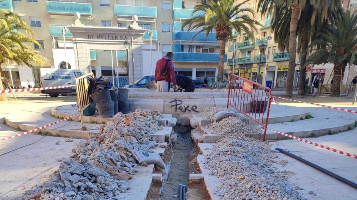 El Ayuntamiento empieza la reparación de la fuente de la plaza dels Infants