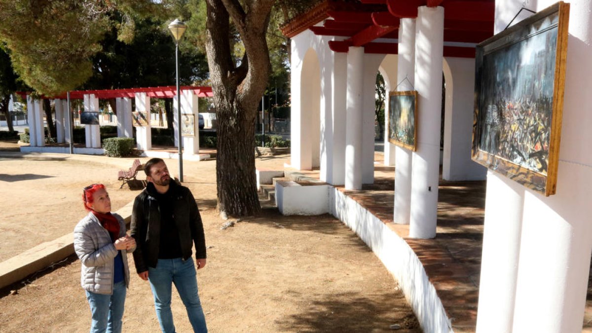 Apareixen deu quadres bèl·lics en un parc de Coma-ruga coincidint amb el primer aniversari de la guerra d'Ucraïna