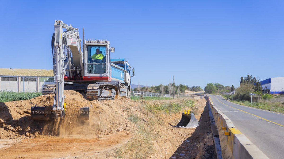 Vecinos de Aigüesverds de Reus celebran el inicio de obras de un carril bici «necesario»