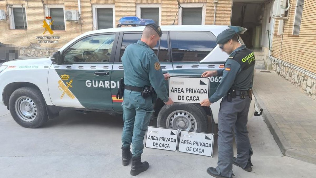 Intervenen diversos senyals falses de delimitació d'Àrea Privada de Caça a l'Ametlla de Mar