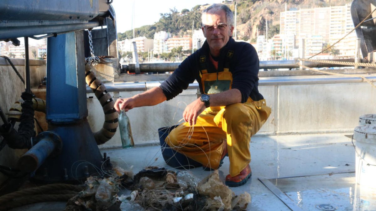 Los pescadores catalanes retiran 70.000 litros de basura del litoral durante el 2022