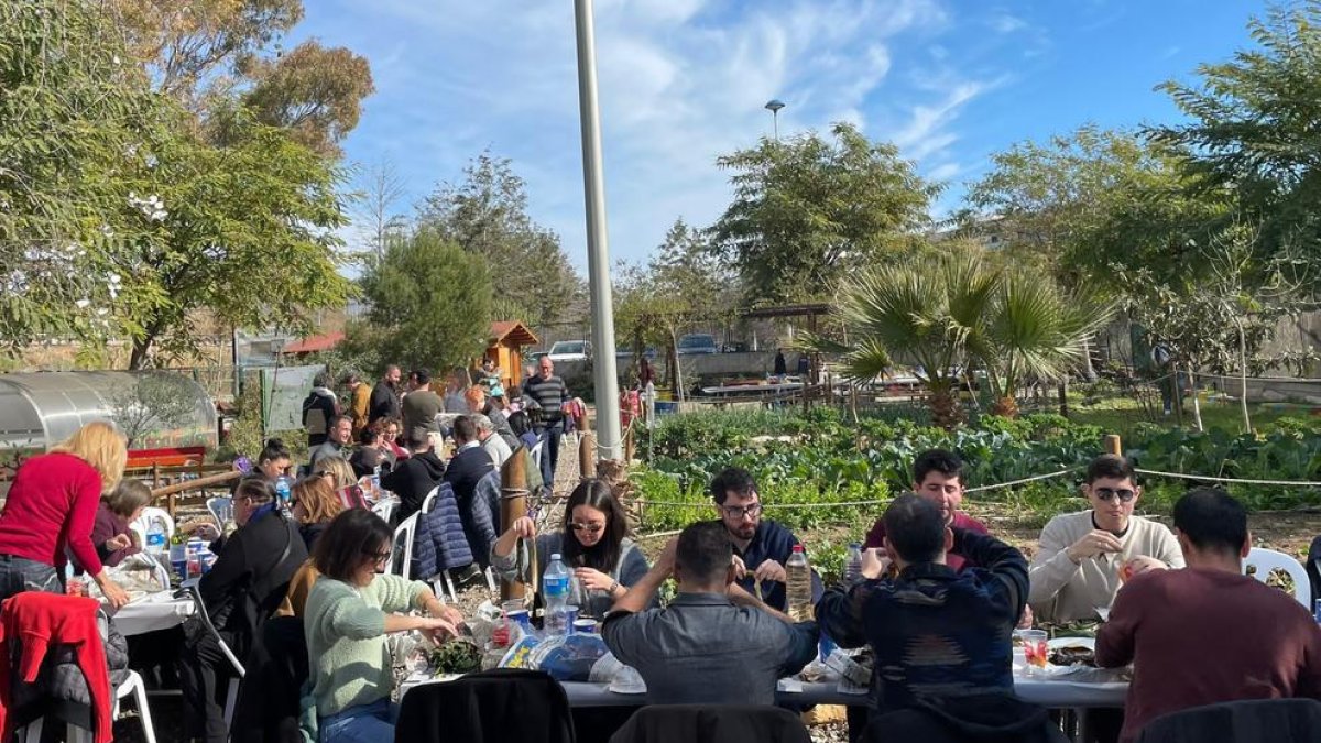 Más de 100 personas a la calçotada popular de Mare Terra en Tarragona