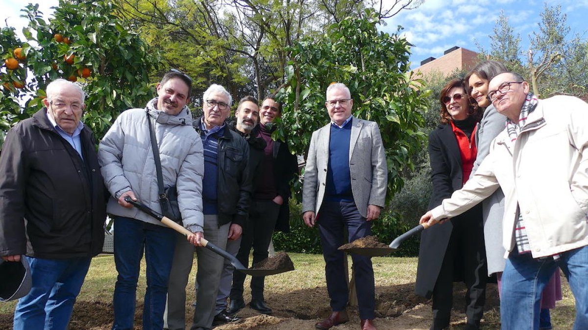 Salou realiza una plantación de naranjos y coloca una nueva escultura, con motivo del día de Andalucía