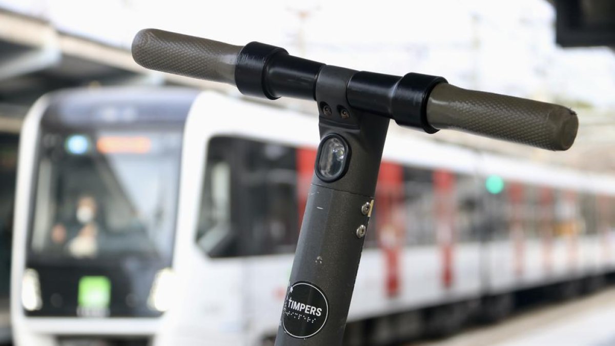 Subir un patinete eléctrico al transporte público comportará sanciones de hasta 200 euros