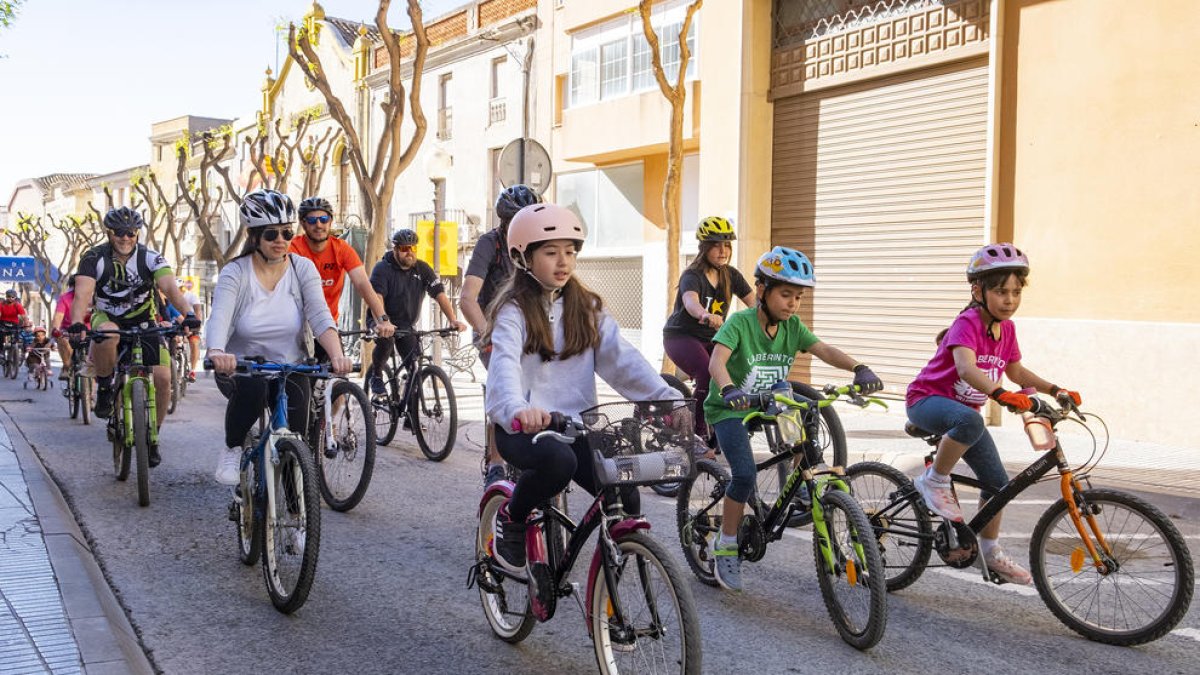 Una setantena de persones participen a la Bicicletada Popular de Constantí