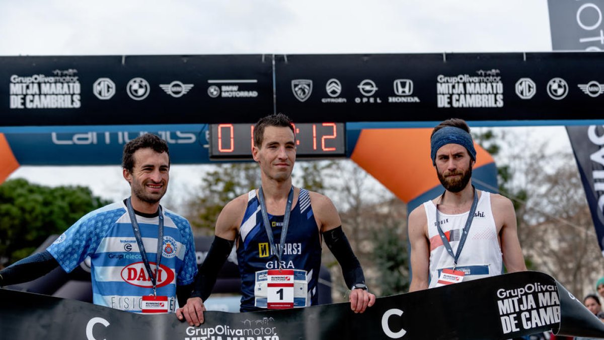 Carles Montllor i Victoria Pradilla guanyen la Grup Oliva Motor Mitja Marató de Cambrils 2023