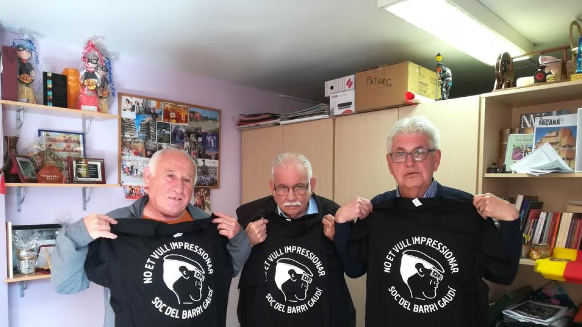 La AV del barrio Gaudí de Reus crea merchandising para sufragar los gastos