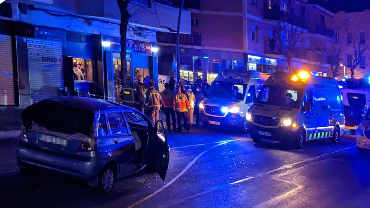 Tres heridos menos graves después de que un coche se haya estampado contra una terraza en Tarragona