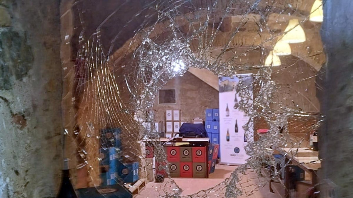 Girona: Detenen un jove de 18 anys per robar 26 caixes de vi d'un celler de Torrent