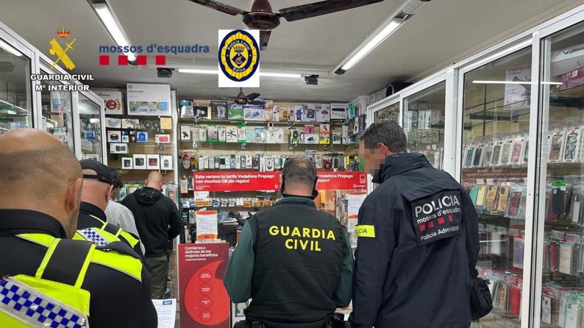 Intervenen 500 mòbils falsos durant la inspecció de diferents locutoris de Salou