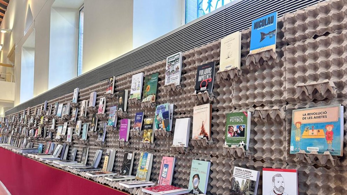 La Biblioteca Xavier Amorós presenta les novetats editorials locals amb una exposició