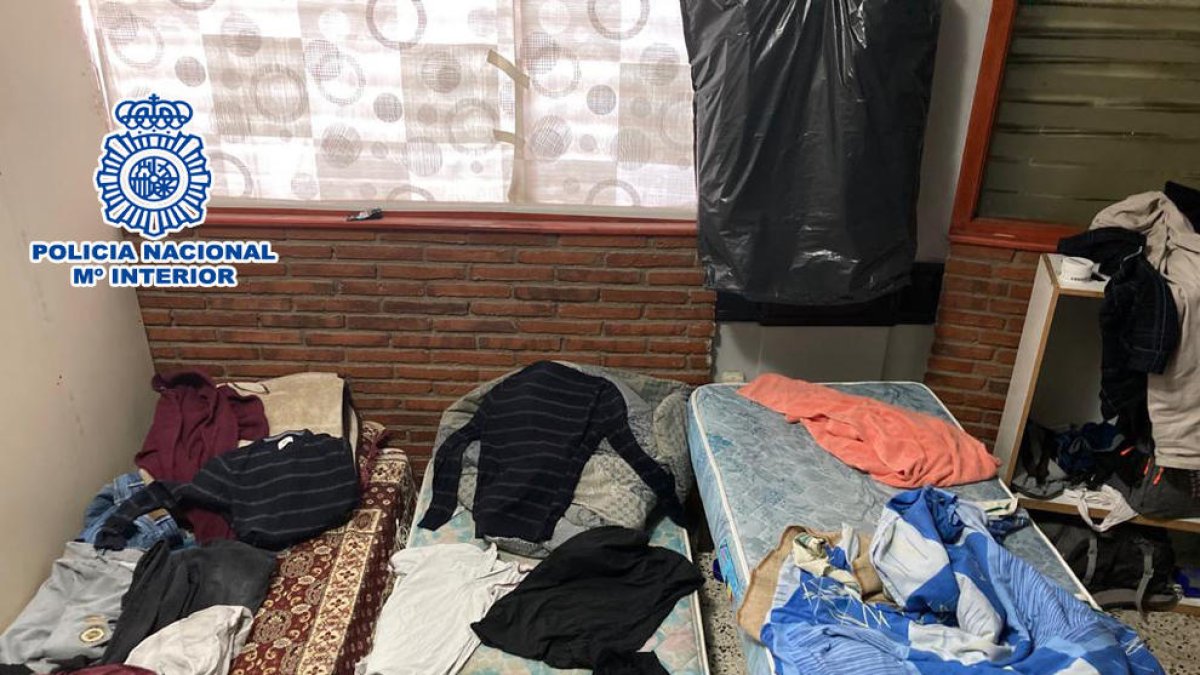 Barcelona: Alliberen una vintena de víctimes d'explotació laboral que vivien i treballaven en locals de menjar ràpid