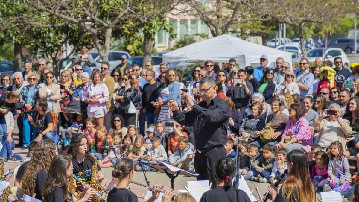 La plaça de la Pau de Salou s'omple per a la presentació de la cantata 'Un viatge de somni'