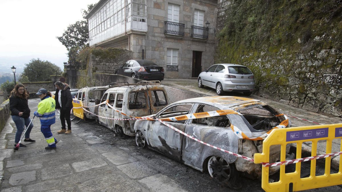 Una dona crema més de 20 cotxes a Pontevedra per una revenja familiar