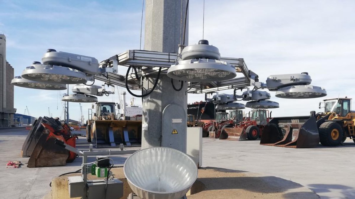 El Port de Tarragona instal·la 106 fanals amb tecnologia LED a l'esplanada d'Hidrocarburs
