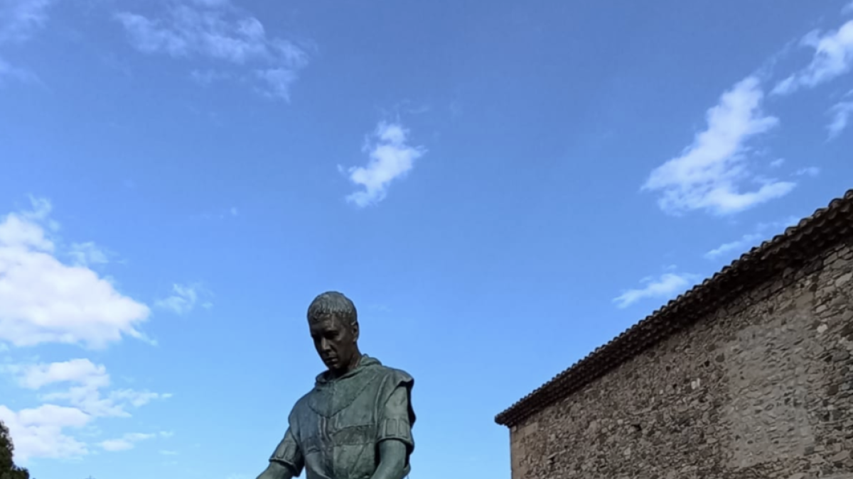 Una gran escultura de Sant Jordi completa l'arranjament del Pont Vell de Montblanc