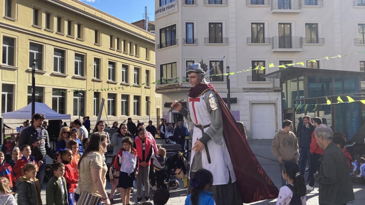 Una degustación de escalibada y una recogida de libros solidaria llenarán Corsini por Sant Jordi
