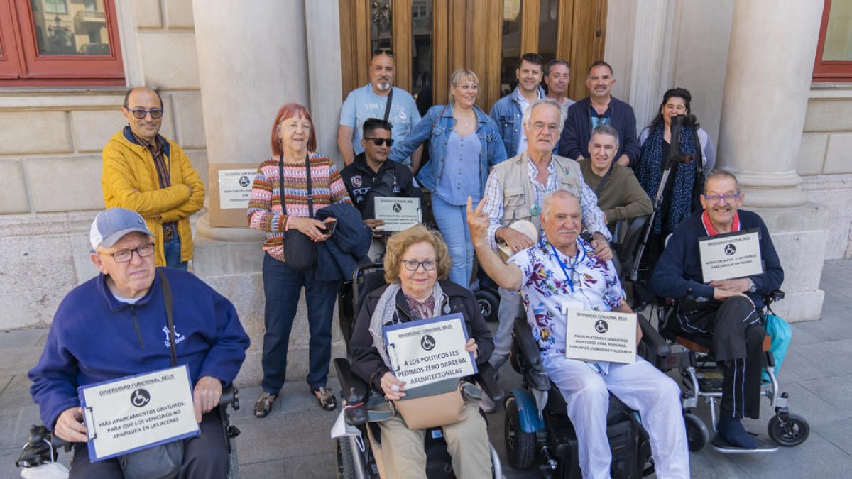 Personas con diversidad funcional exigen un Reus sin barreras