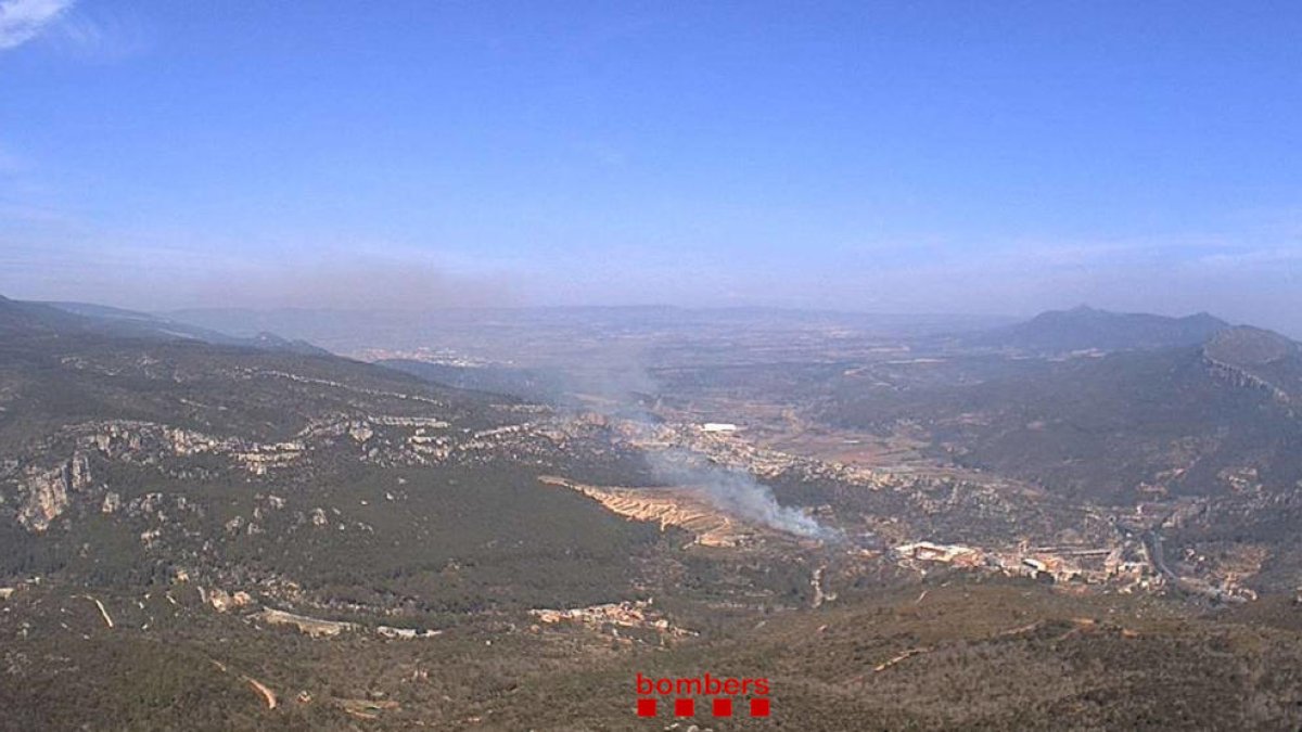 Tretze dotacions de Bombers treballen en un incendi a Vilaverd