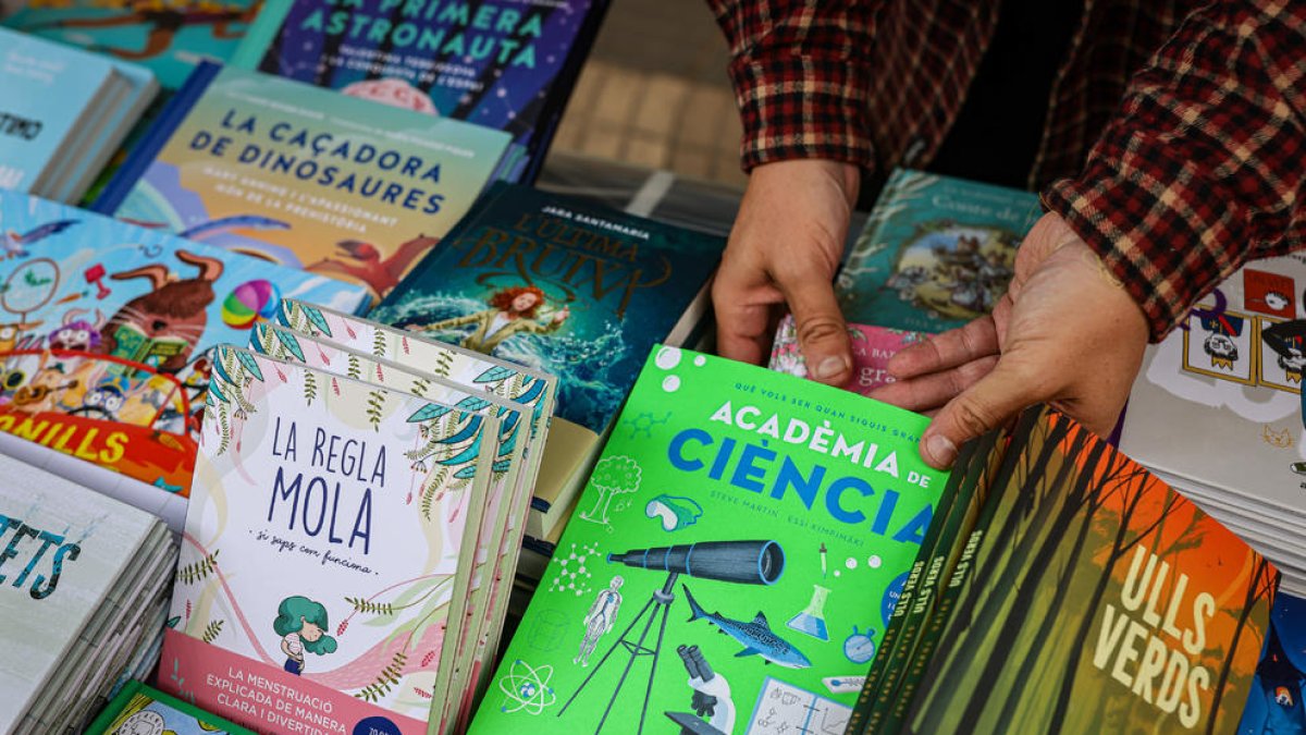Los libreros esperan un Sant Jordi «repartido» en la primera festividad postpandémica sin restricciones