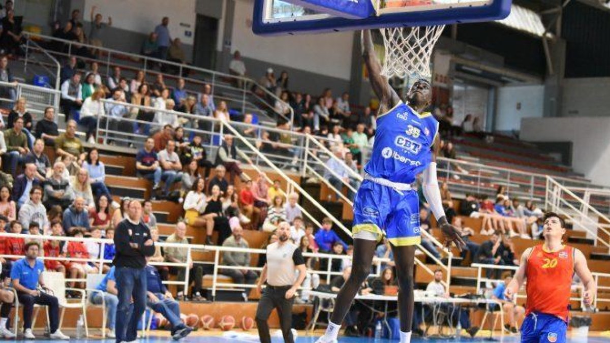 Victoria del CBT contra el Martinenc para cerrar la temporada en el Serrallo (86-81)