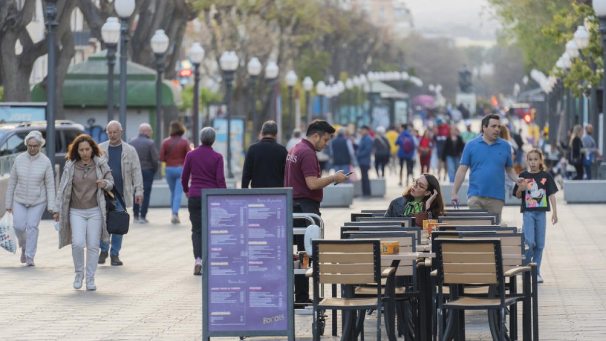 La reducción de las terrazas del tramo final de la rambla de Tarragona vierte a los hostaleros a perder beneficios y personal
