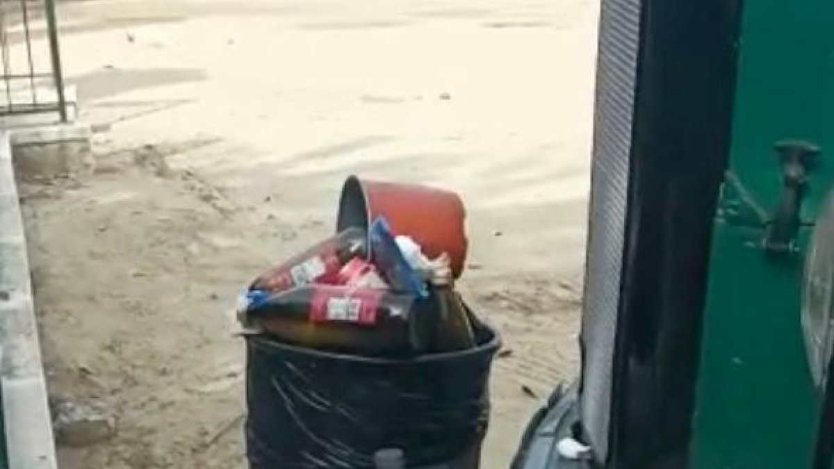 Personas ebrias asedian las alimentadoras de gatos del parque de Sant Jordi en Reus