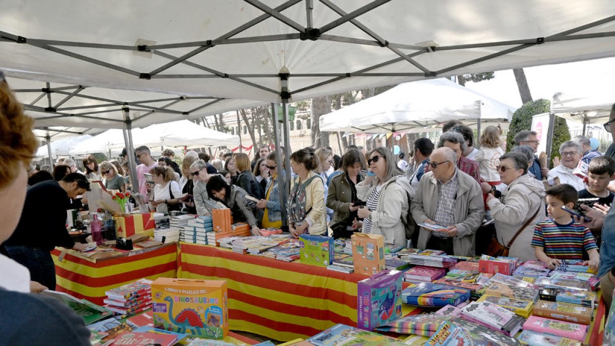 El Castell de Vila-seca s'omple de llibres i roses