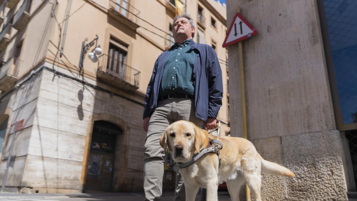 «Poso la meva vida en les potes del meu gos guia»