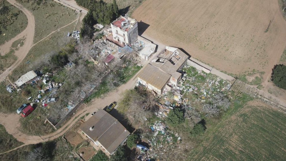 Investigan una masía en estado precario y con una elevada acumulación de desperdicios en Torredembarra