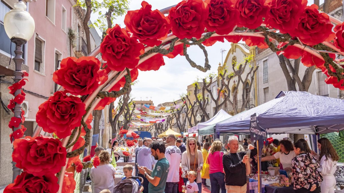 Els carrers de Constantí s'omplen per la Diada de Sant Jordi