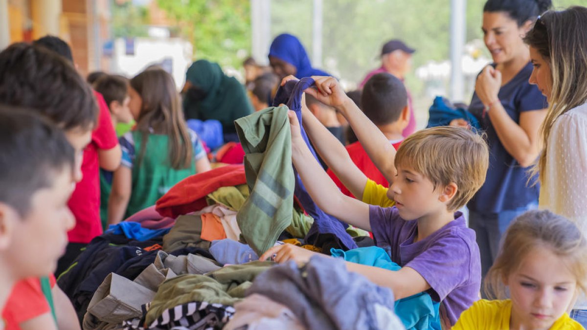 La escuela Alberich i Casas de Reus organiza un mercado de ropa de segunda mano