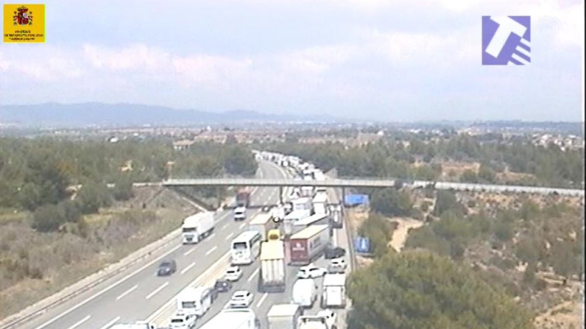 Mor un camioner després de patir un accident a l'AP-7 a Santa Oliva