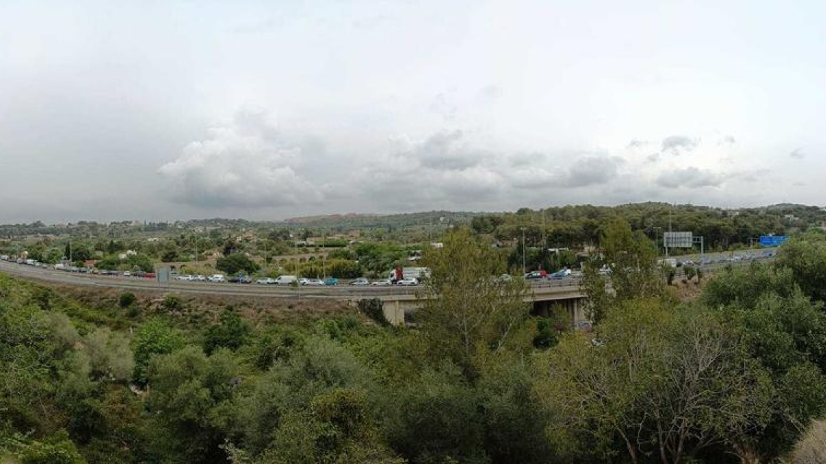 Tallada l'A-7 per un accident a Tarragona on ha bolcat un cotxe