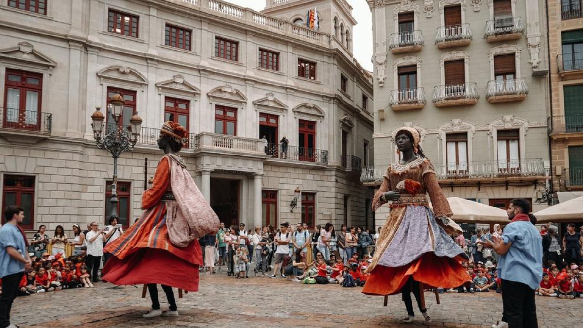 Reus reparte más de 5.000 cocas con cerezas para celebrar Corpus