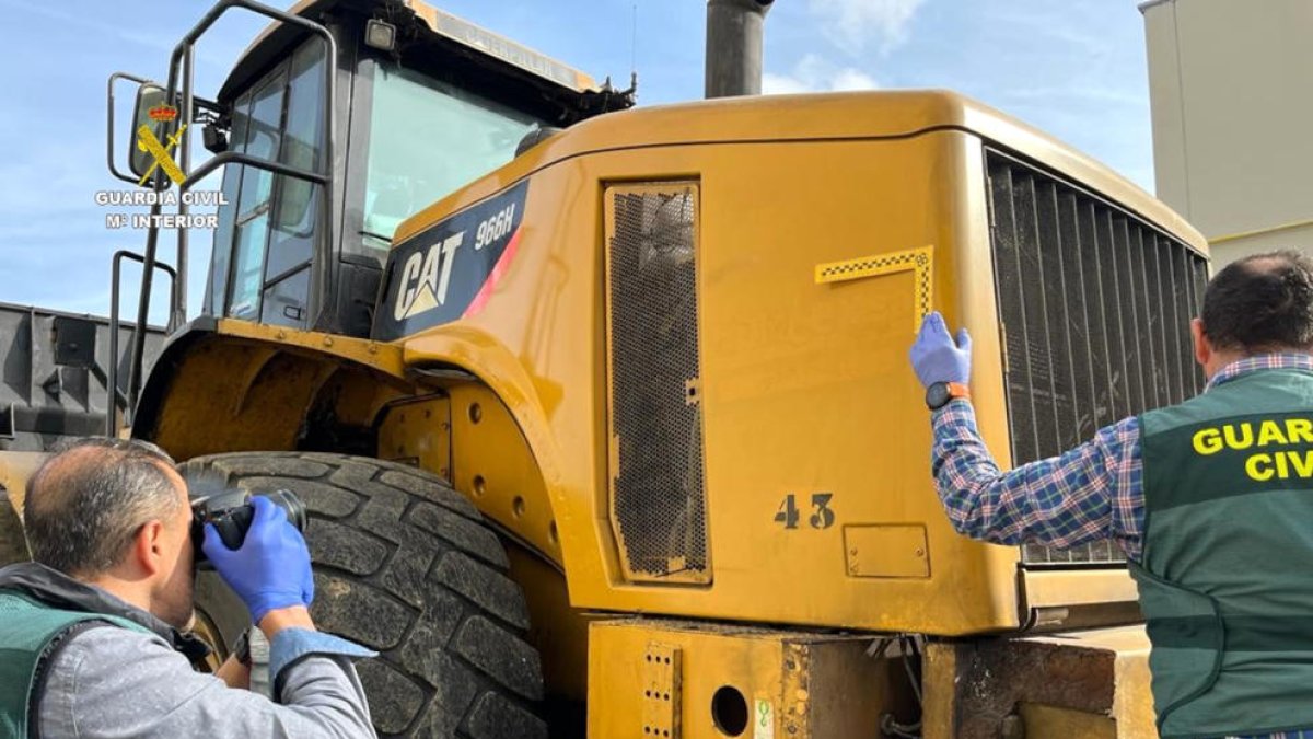 Recuperan una retroexcavadora robada en el port de Tarragona