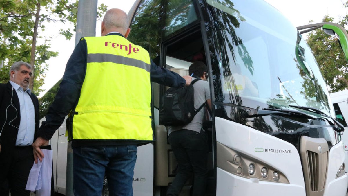 Primer dia de busos alternatius de Renfe a l'R2Sud: «És una bona solució, però caldrà veure si arribem puntuals»